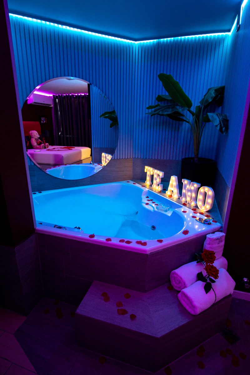 Decoración personalizada con tina, letras TE AMO y pétalos de rosa